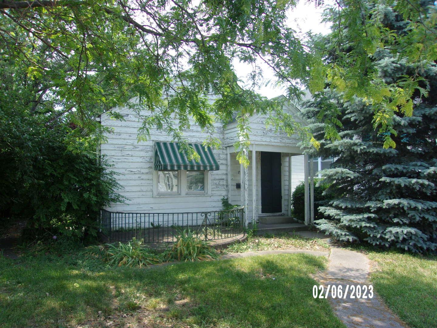 769 Kennedy Drive Kankakee, IL 60901 - Photo 2 of 15 a view of a house with a yard
