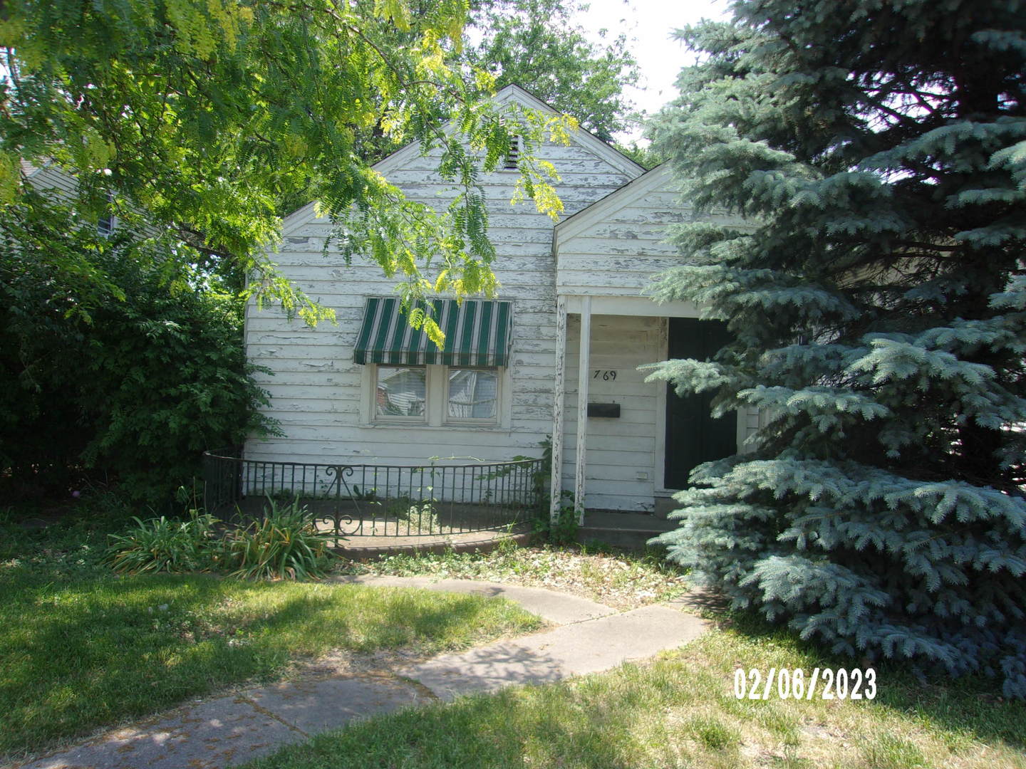 769 Kennedy Drive Kankakee, IL 60901 - Photo 3 of 15 a view of a house with a yard