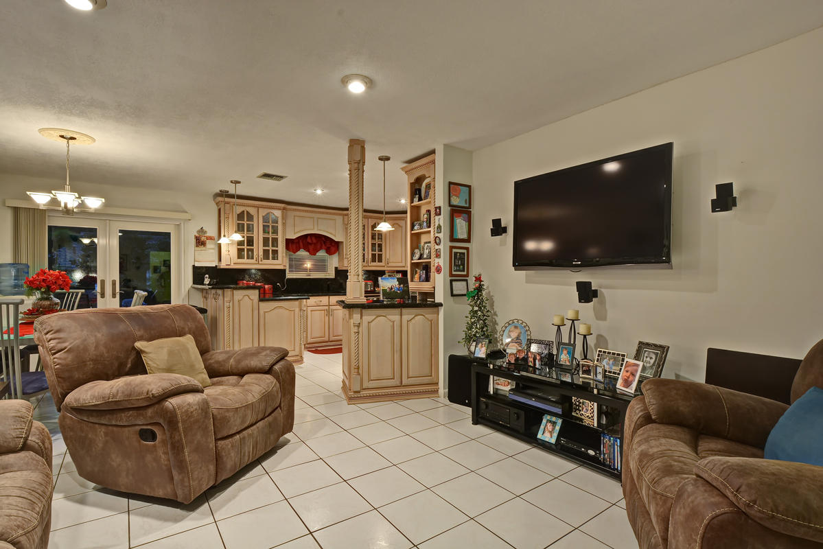 990 Southwest 18th Street Boca Raton, FL 33486 - Photo 13 of 22 Family Room