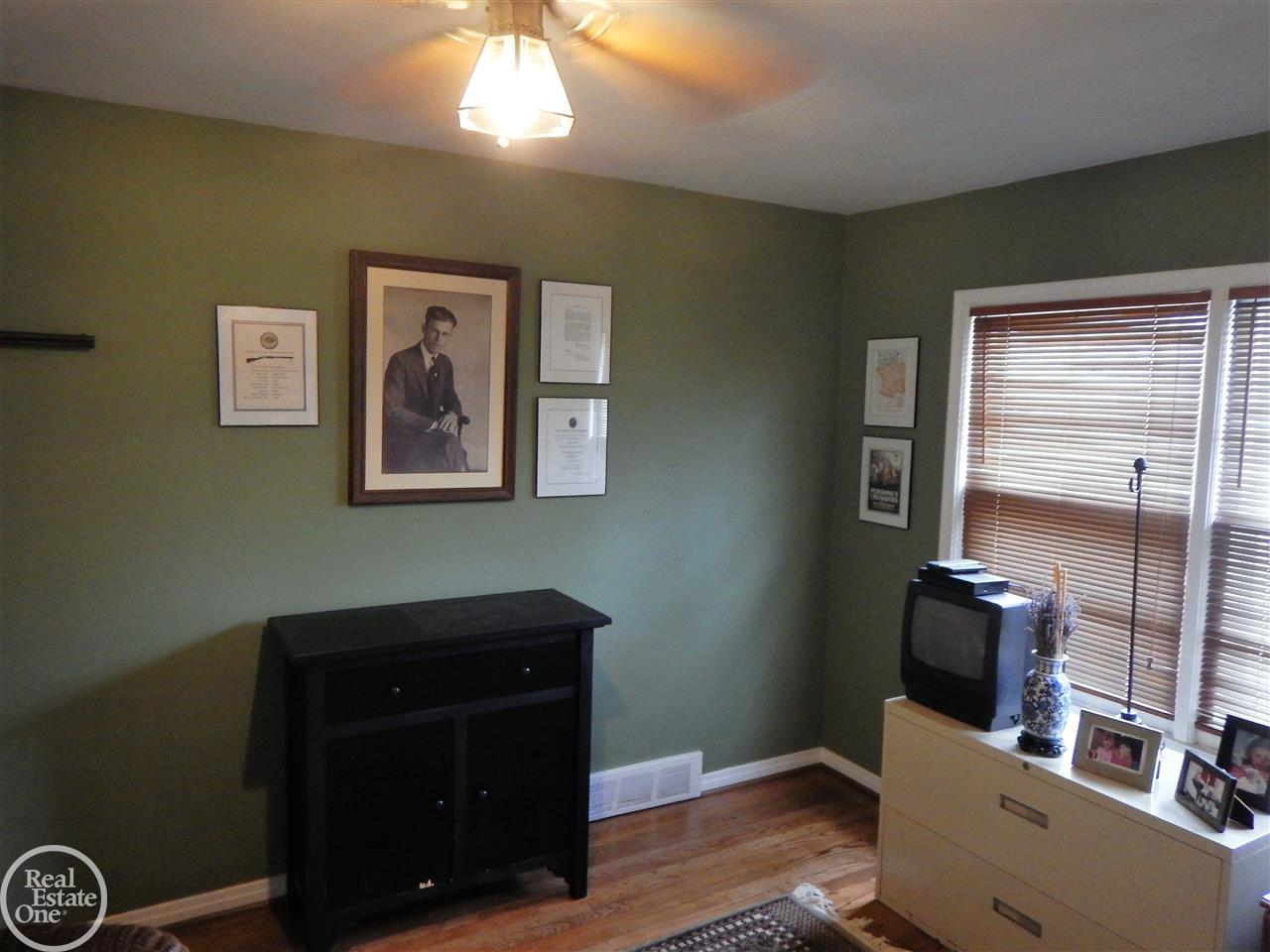 1008 Bedford Road Grosse Pointe, MI 48230 - Photo 23 of 47 31318447-22.JPG