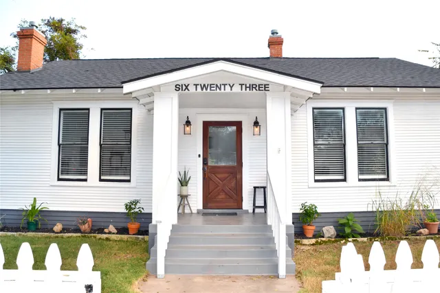 $325,000 | 623 Walnut Street, Columbus, TX 78934