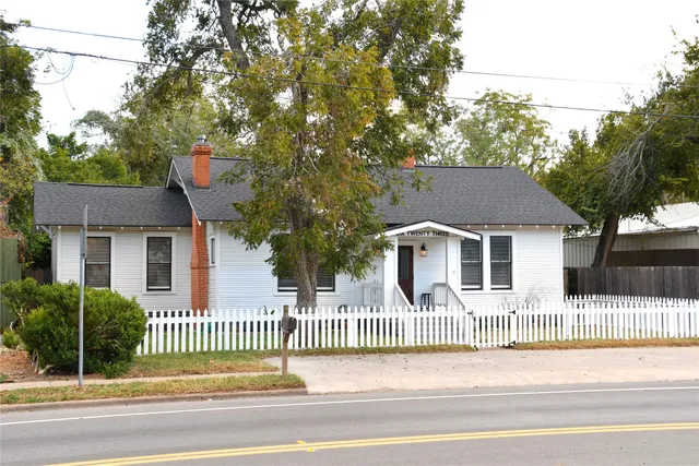 $325,000 | 623 Walnut Street, Columbus, TX 78934