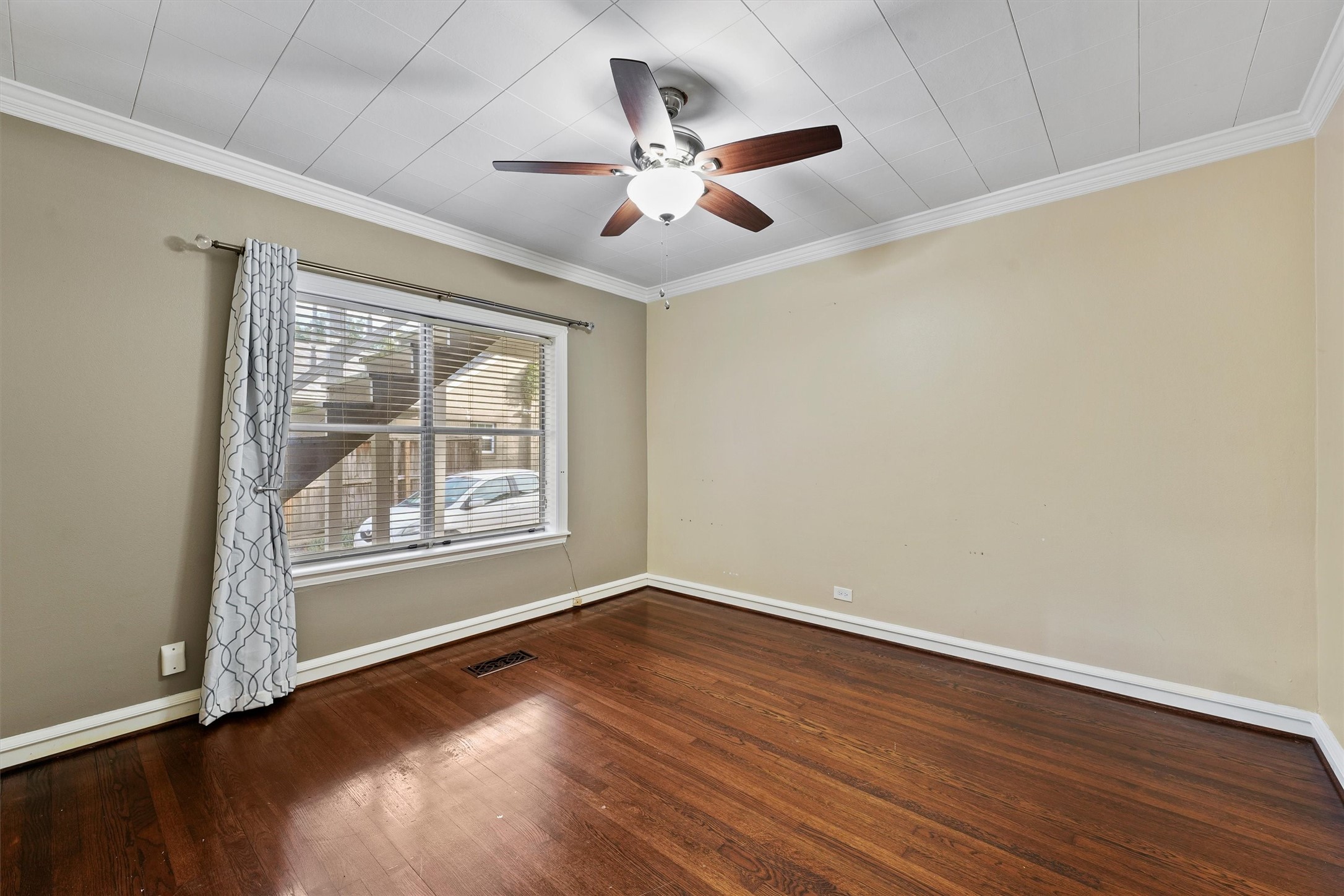 6733 Sylvan Road Houston, TX 77023 - Photo 10 of 26 Secondary bedroom in the front of the house.