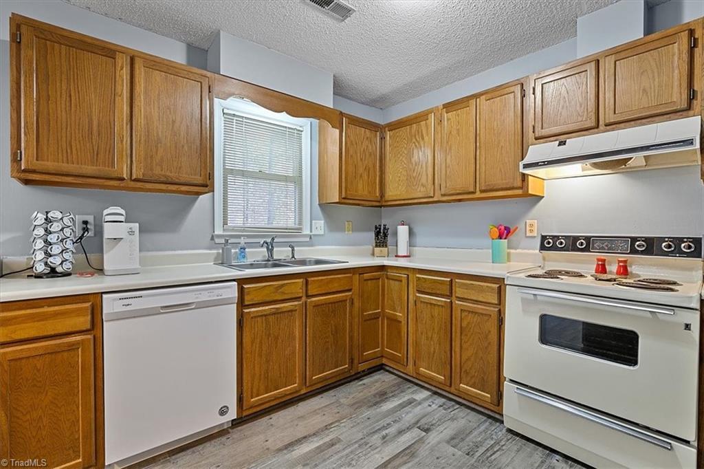 5506 Salem View Road Pfafftown, NC 27040 - Photo 16 of 43 Kitchen