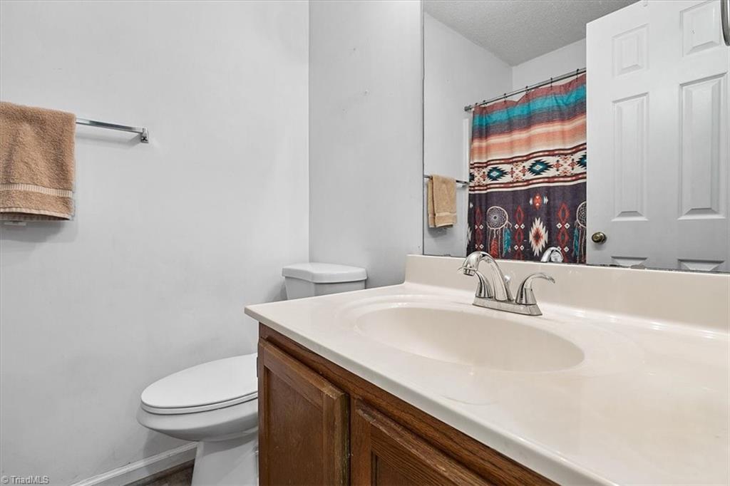 5506 Salem View Road Pfafftown, NC 27040 - Photo 26 of 43 Full bath in hallway
