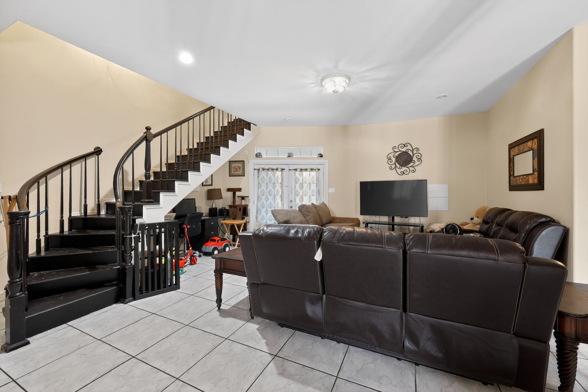 901 Royal Street Edinburg, TX 78539 - Photo 12 of 30 a living room with furniture and a flat screen tv