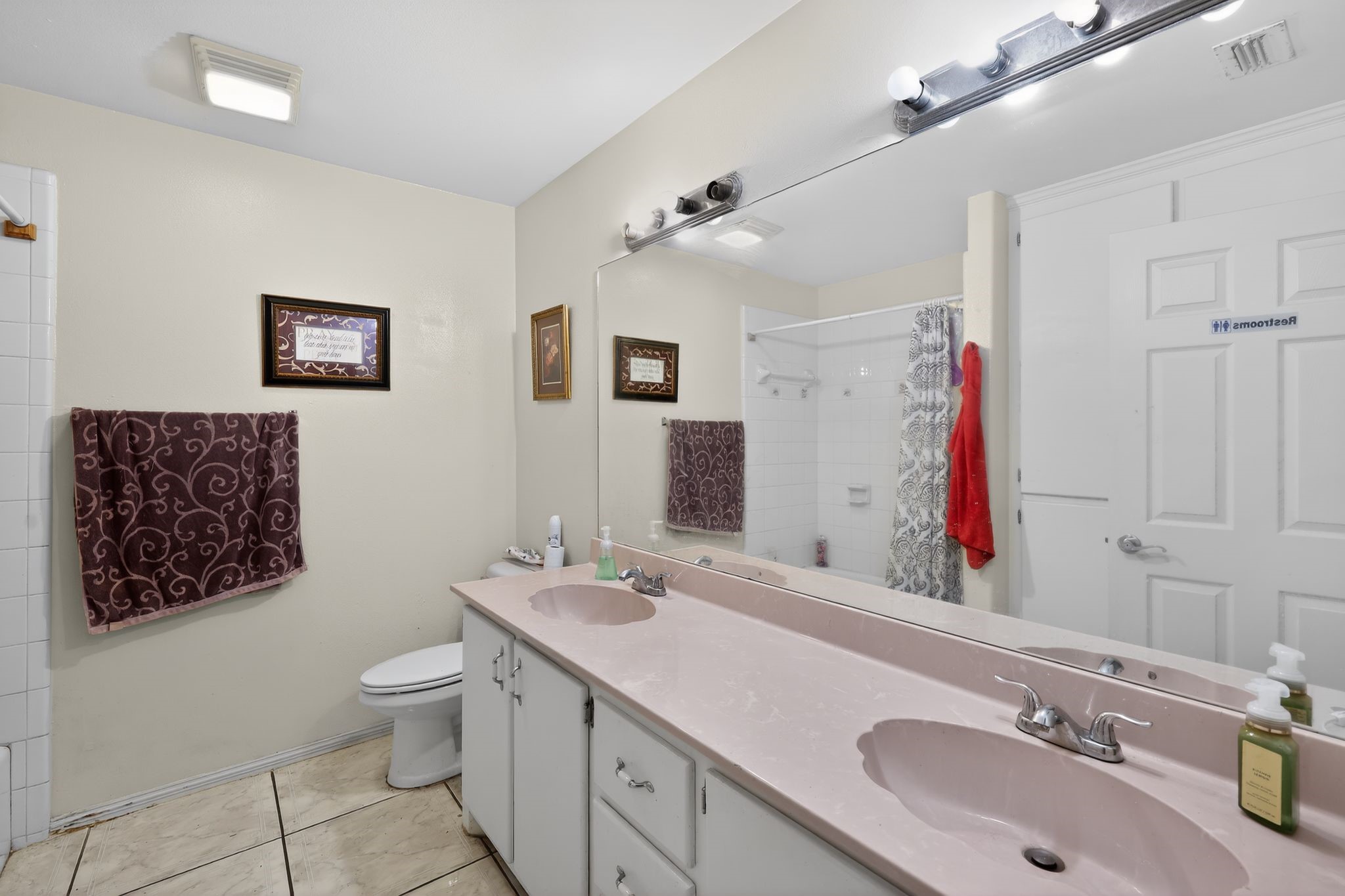 901 Royal Street Edinburg, TX 78539 - Photo 25 of 30 a bathroom with a toilet a sink and a mirror