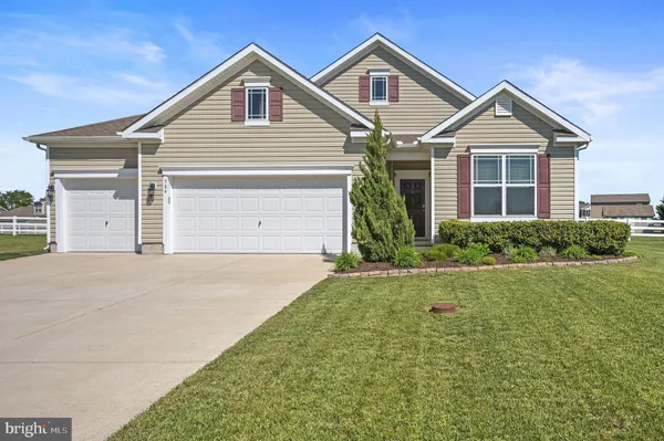 a view of a house with backyard and garden
