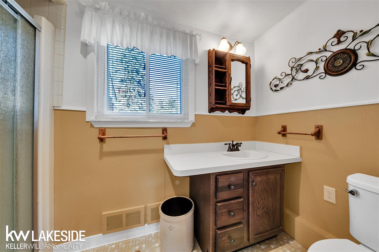 157 Nawakwa Road Rochester, MI 48307 - Photo 26 of 32 50027447-25.JPG