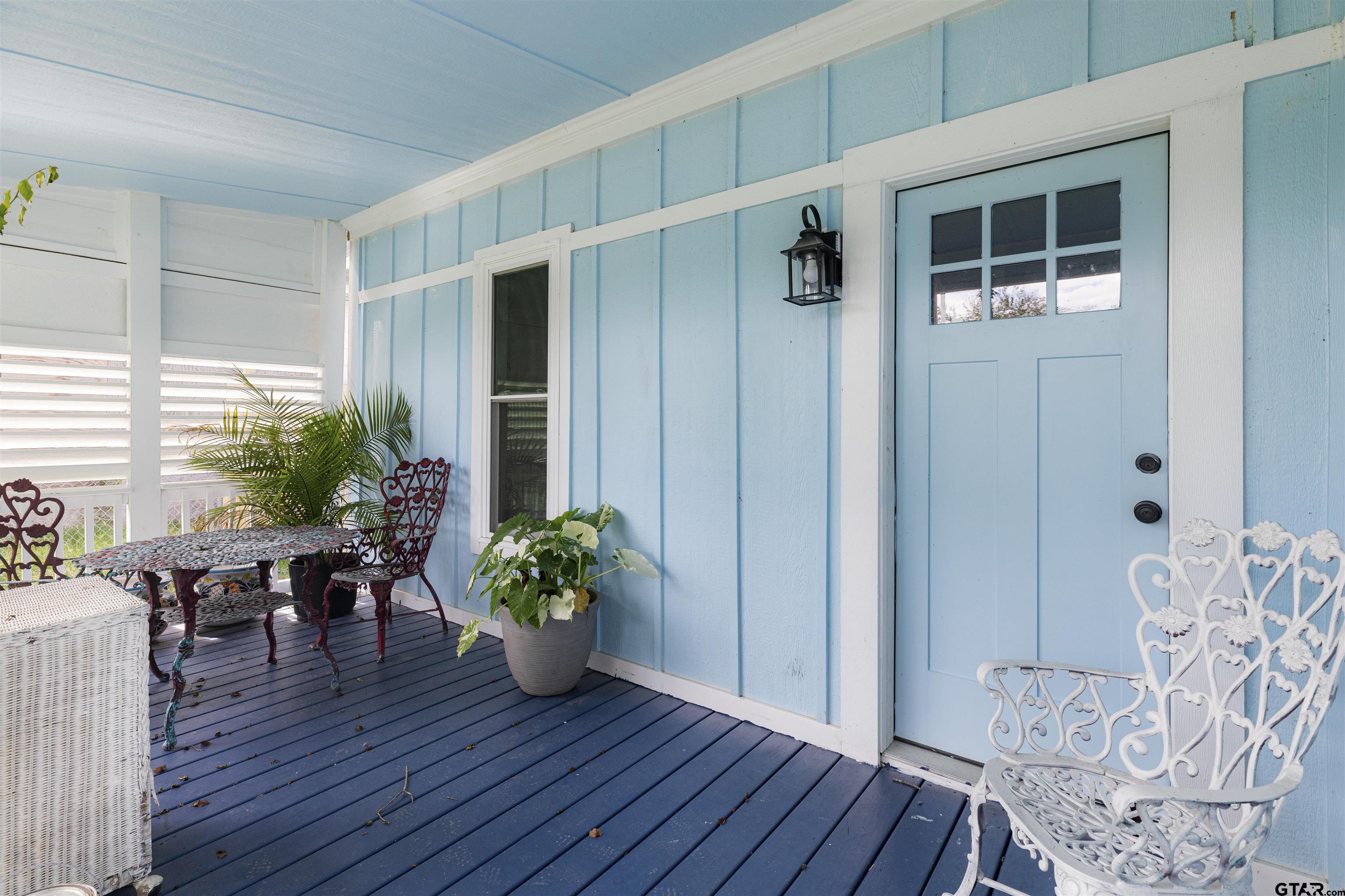 408 Morton Palacios, TX 77465 - Photo 4 of 29 a view of a livingroom with furniture and hardwood floor