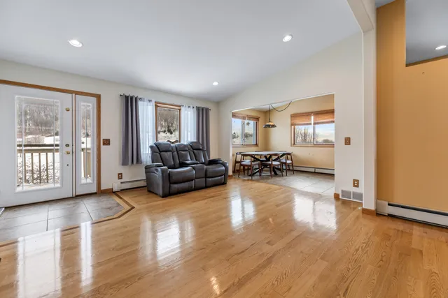 $450,000 | 1115 Jonathan Lane, La Crescent, MN 55947