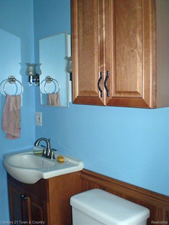 7531 Clintonville Road Clarkston, MI 48348 - Photo 11 of 15 BATHROOM.JPG