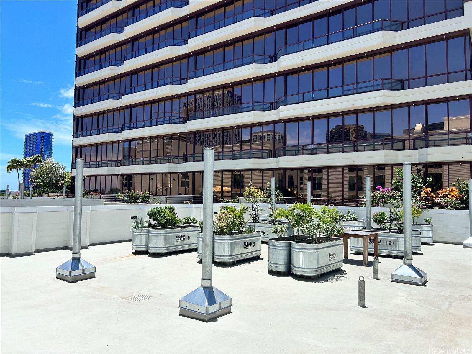 803 Waimanu Street, Unit 401 Honolulu, HI 96813 - Photo 10 of 18 a house view with a sitting space