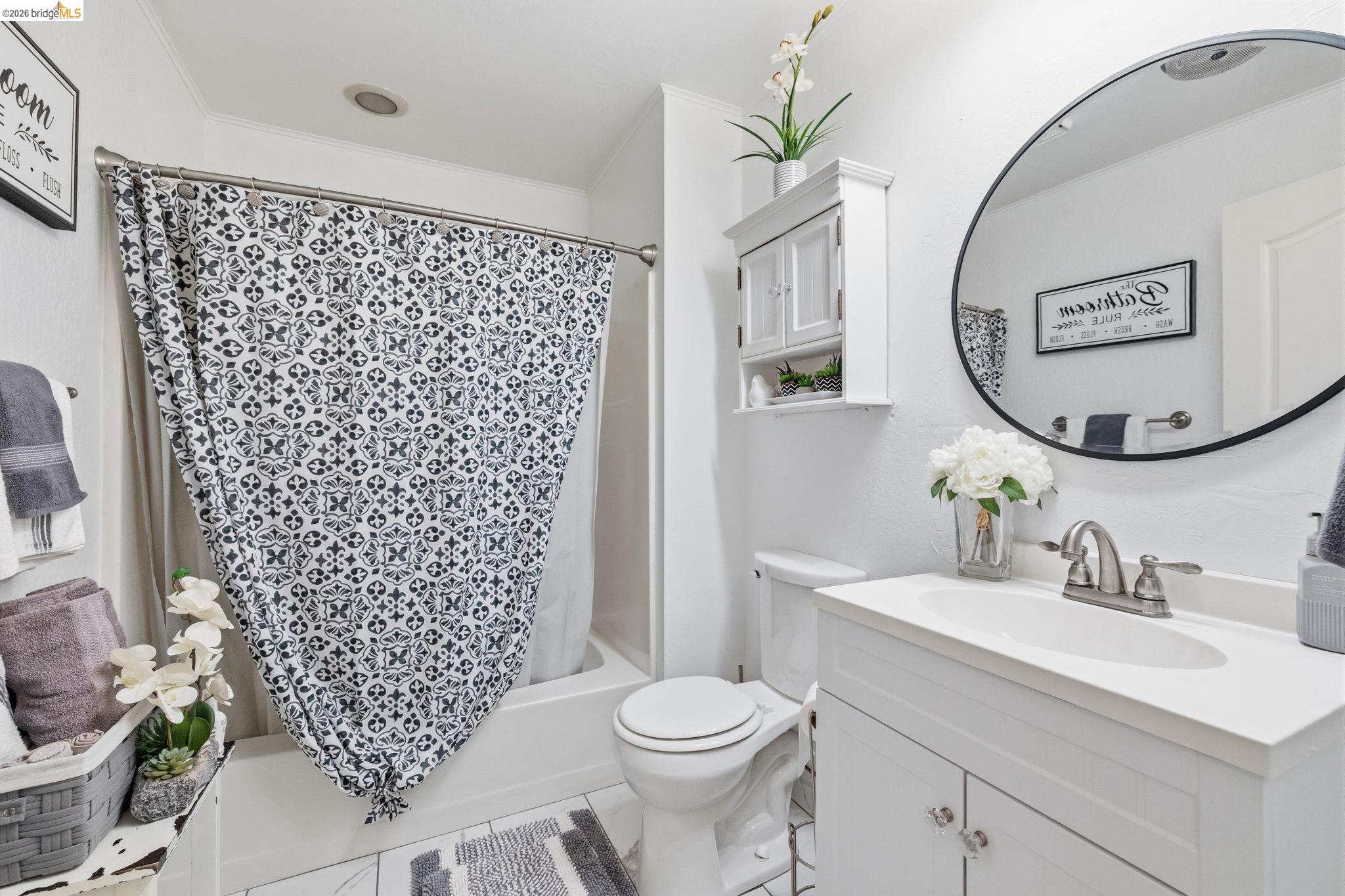 21999 Fallview Drive Sonora, CA 95370 - Photo 24 of 36 Full bath with vanity and shower / bath combo