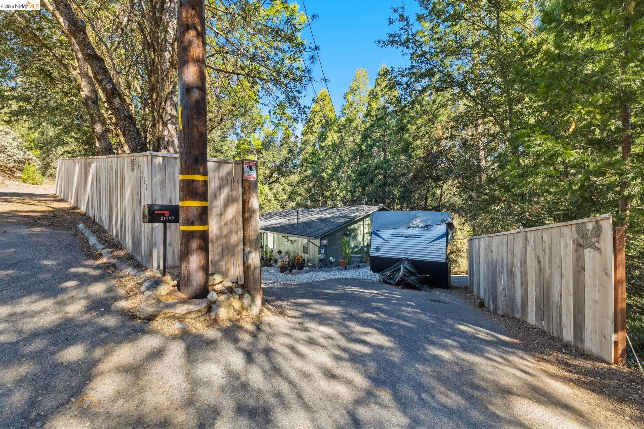 21999 Fallview Drive Sonora, CA 95370 - Photo 5 of 36 View of gate