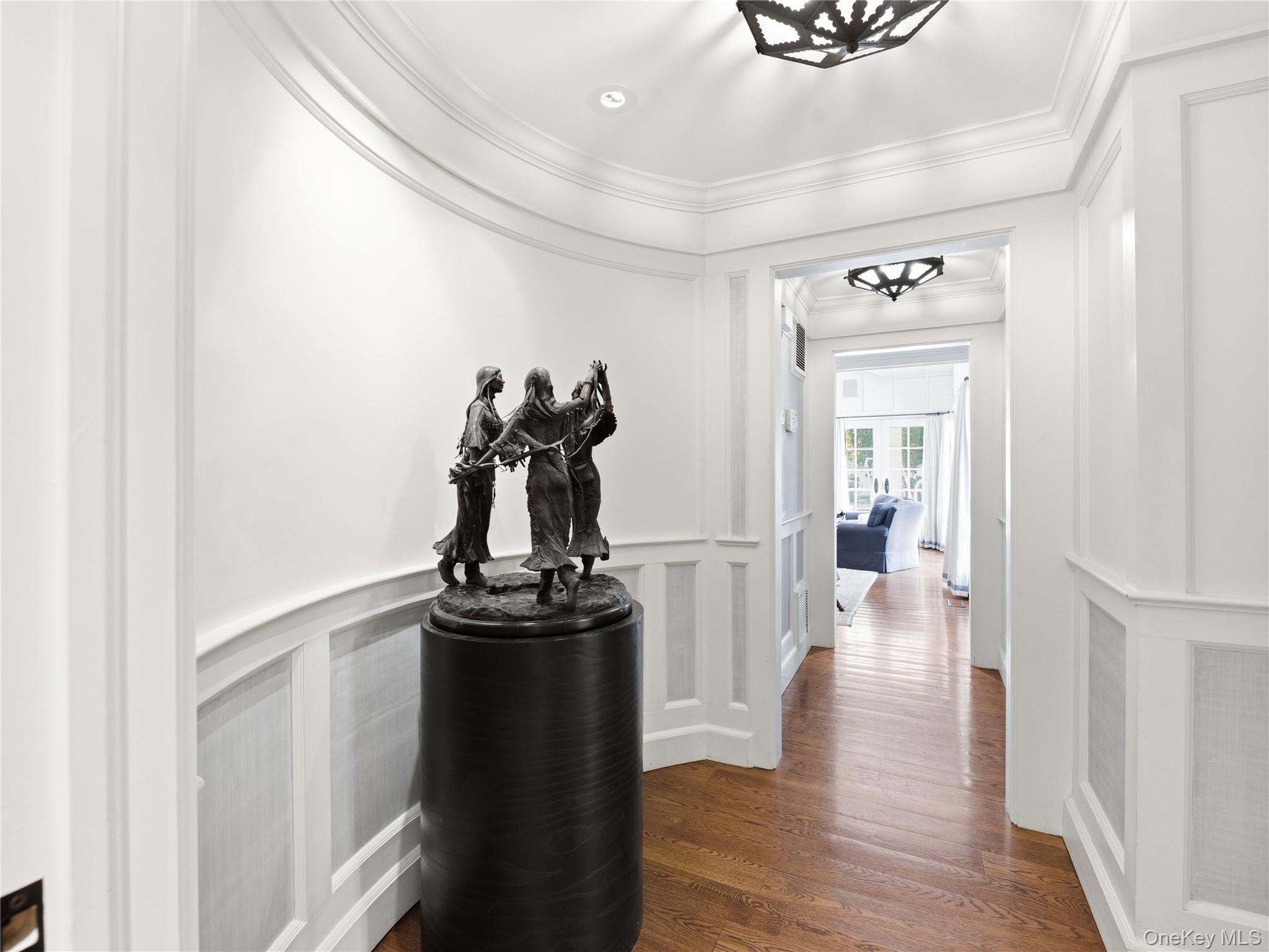 2 Aspen Place Great Neck, NY 11021 - Photo 20 of 48 Primary Suite Hallway
