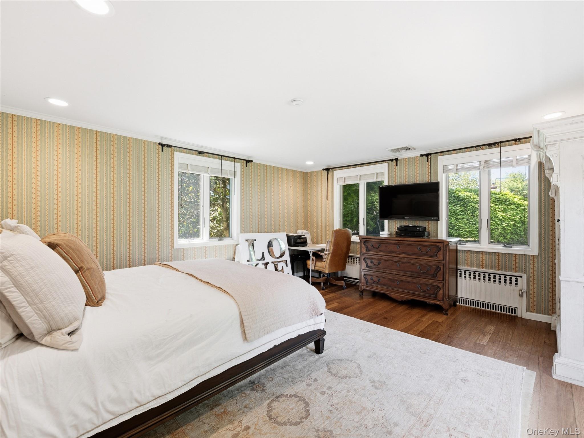 2 Aspen Place Great Neck, NY 11021 - Photo 27 of 48
