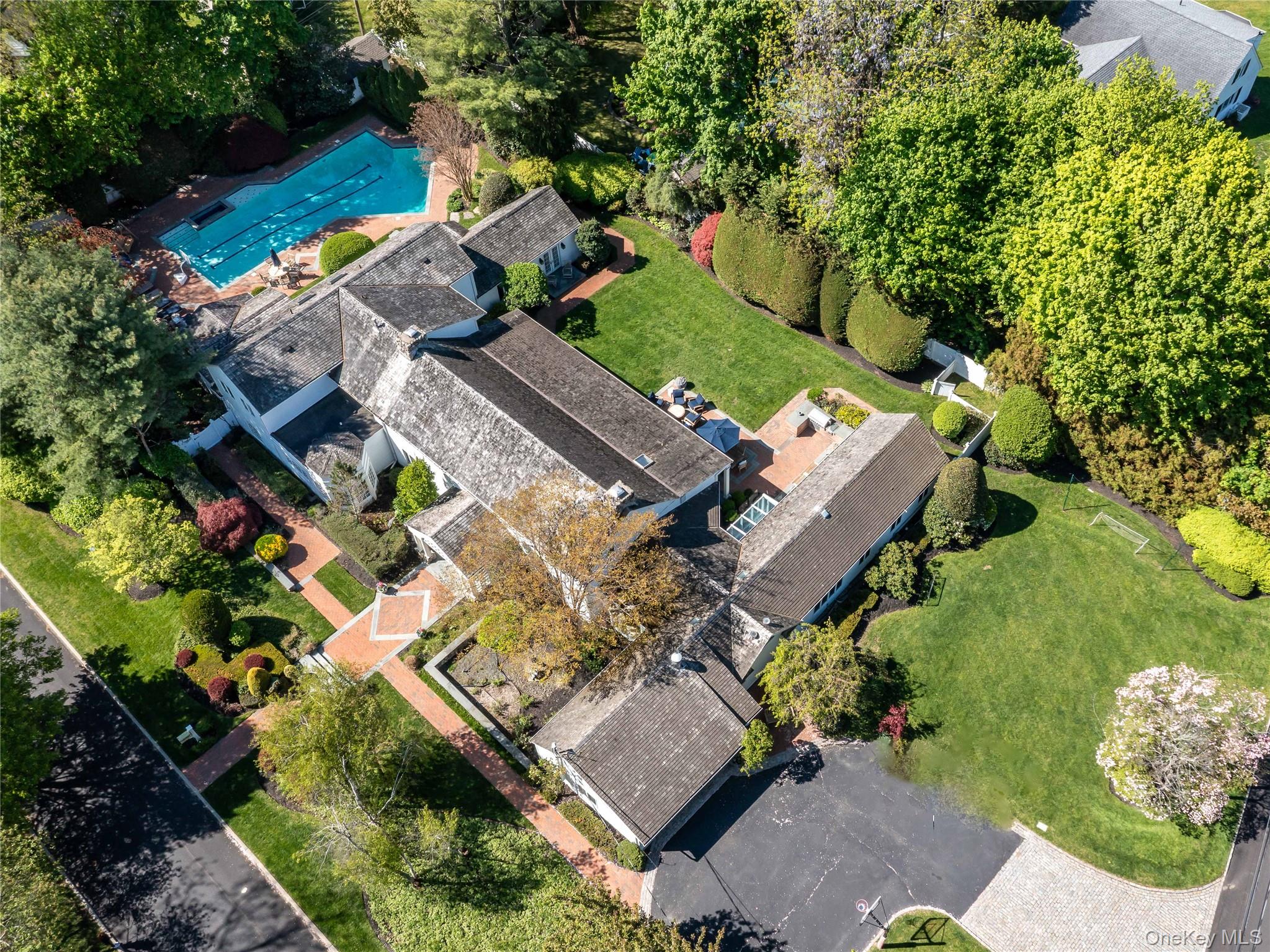 2 Aspen Place Great Neck, NY 11021 - Photo 3 of 48