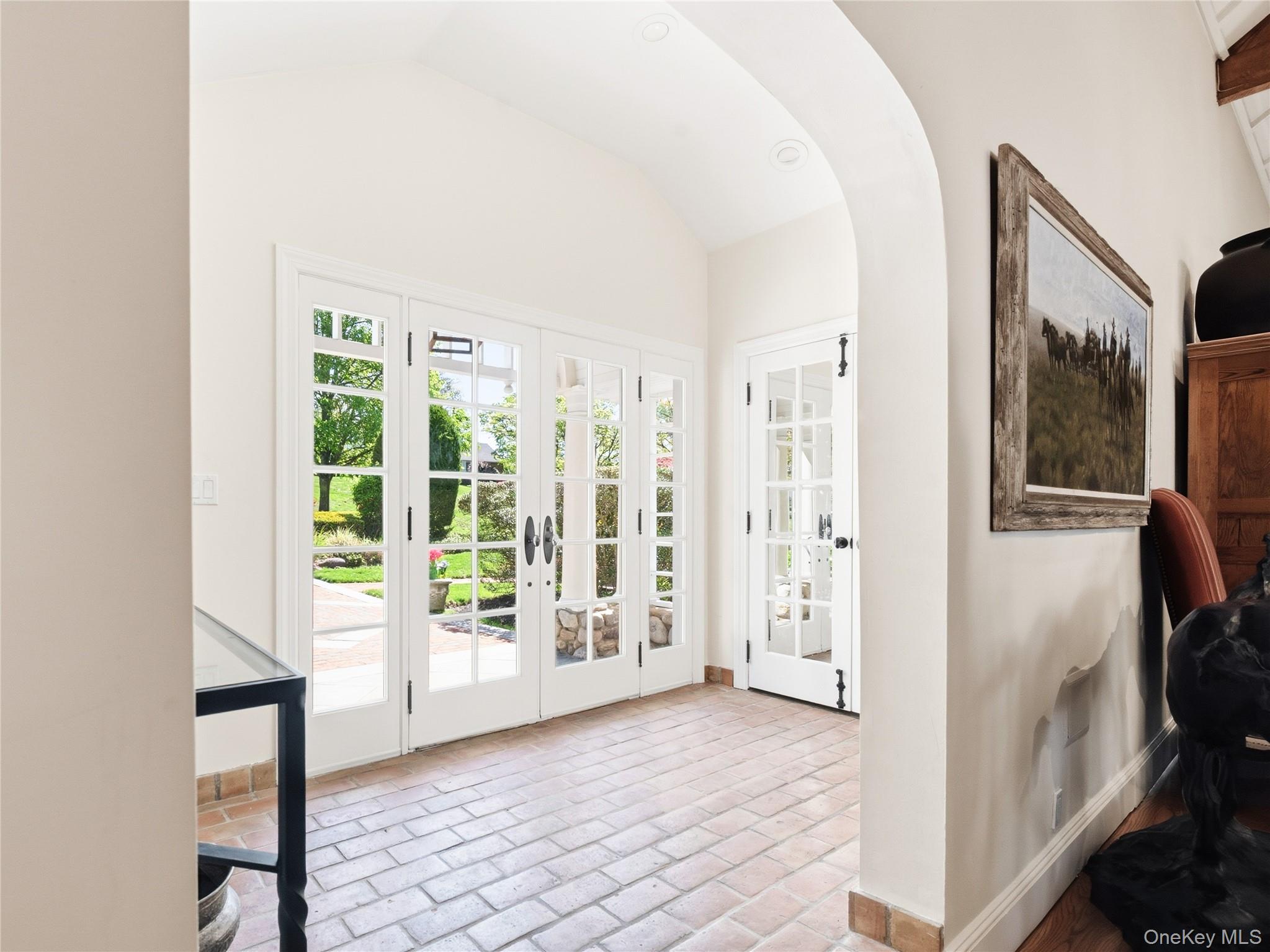 2 Aspen Place Great Neck, NY 11021 - Photo 4 of 48