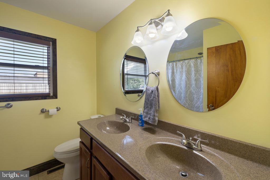 1098 Bon-Ox Road Gettysburg, PA 17325 - Photo 16 of 41 Full bath on main level