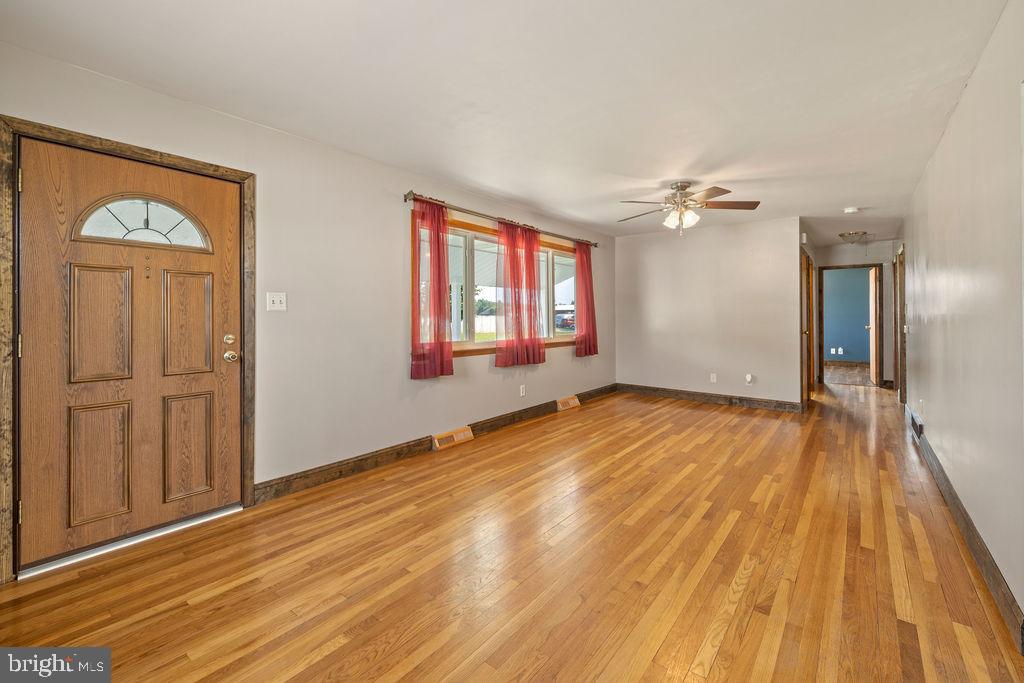 1098 Bon-Ox Road Gettysburg, PA 17325 - Photo 6 of 41 Spacious living room