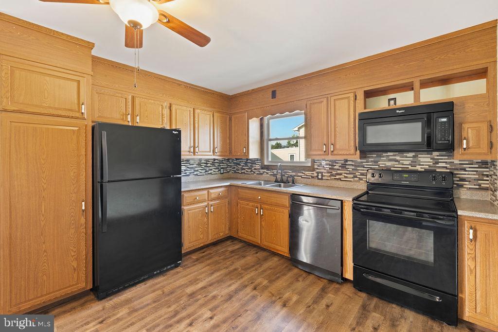1098 Bon-Ox Road Gettysburg, PA 17325 - Photo 9 of 41 Kitchen with plenty of cabinets