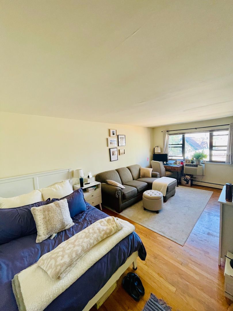 3160 North Cambridge Avenue, Unit 504 Chicago, IL 60657 - Photo 5 of 9 a living room with furniture and wooden floor
