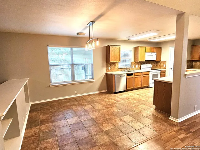 $2,000 | 1715 Mountain Brook, Schertz, TX 78154