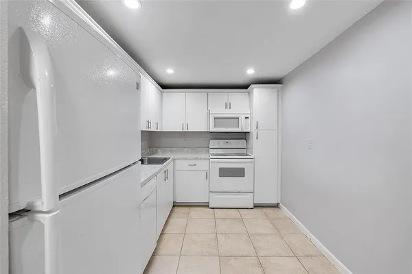 $2,000 | 4354 Northwest 9th Avenue, Unit 123D, Deerfield Beach, FL 33064