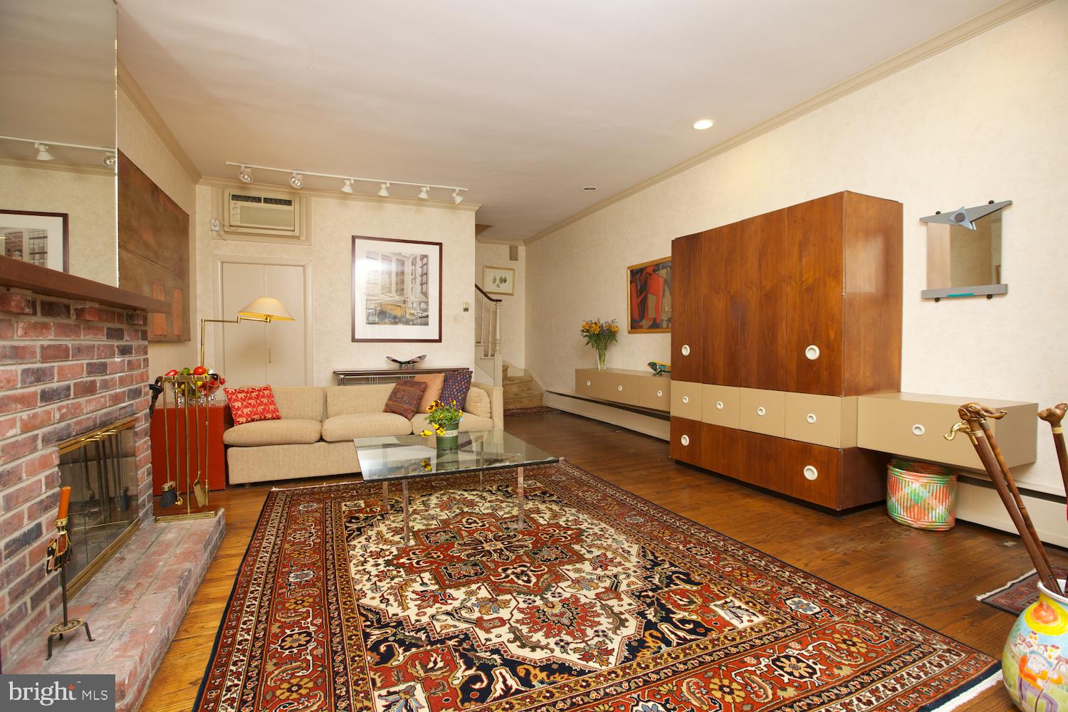 2213 Rittenhouse Square Philadelphia, PA 19103 - Photo 4 of 32 Living Room