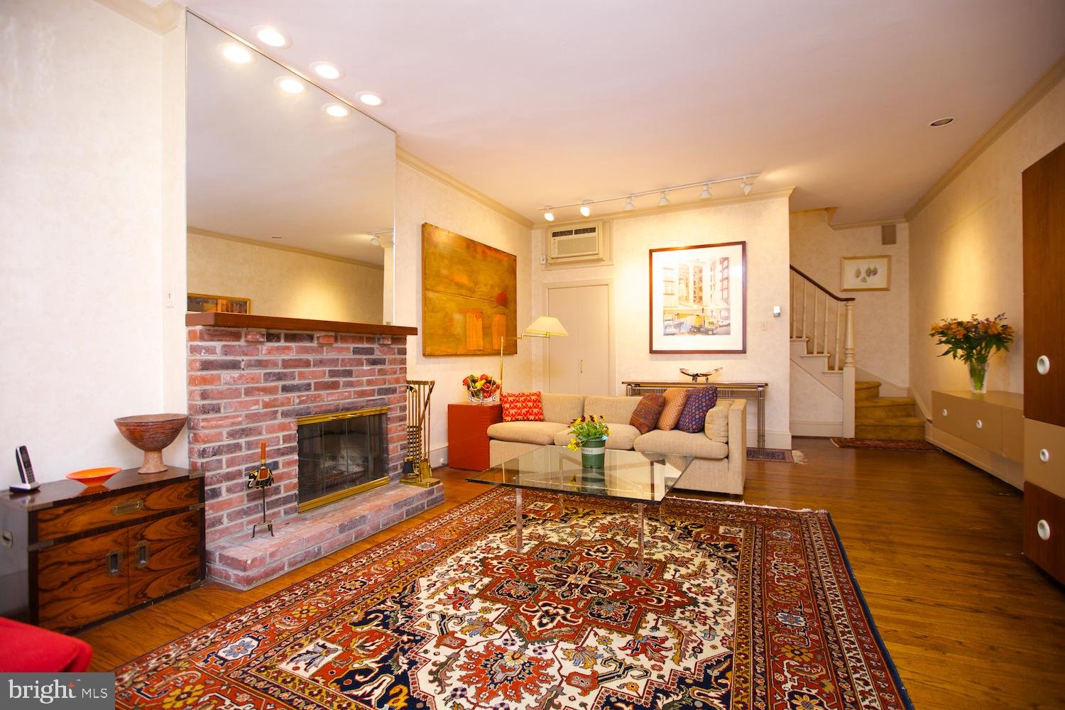 2213 Rittenhouse Square Philadelphia, PA 19103 - Photo 5 of 32 Living Room
