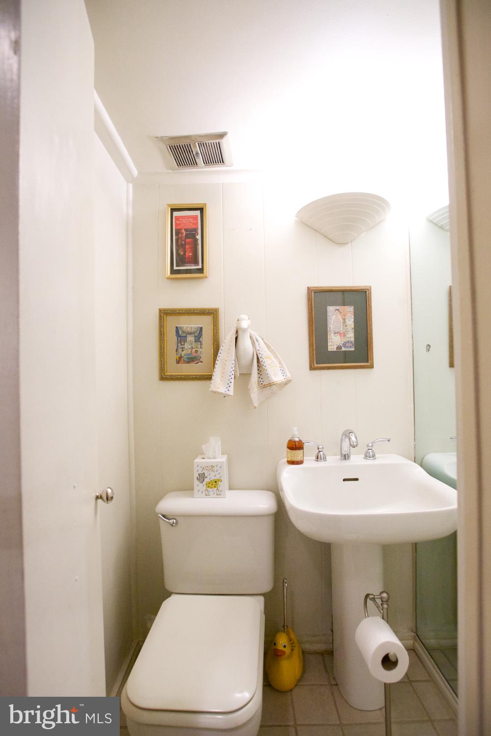 2213 Rittenhouse Square Philadelphia, PA 19103 - Photo 9 of 32 Powder Room 1st floor