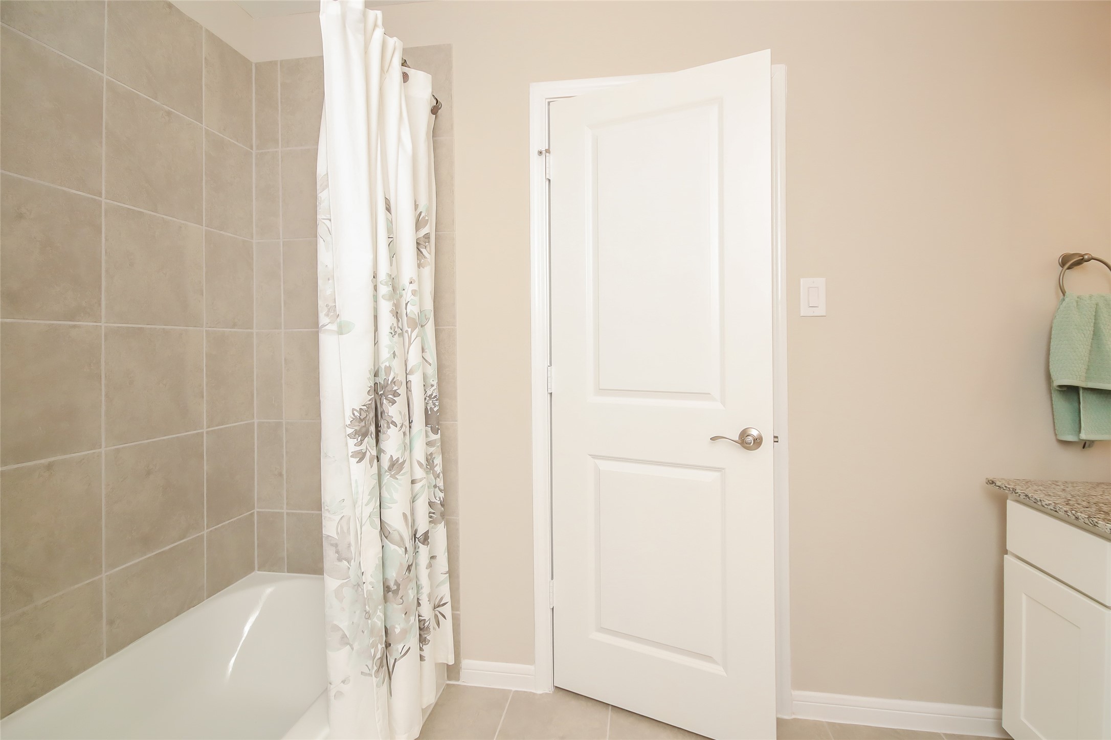 19422 Sparrow Trail Rosharon, TX 77583 - Photo 10 of 24 a bathroom with a bathtub and shower
