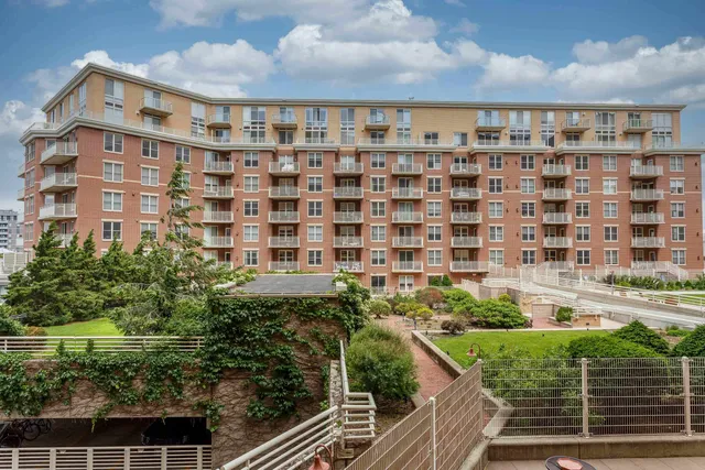 $350,000 | 360 West Washington Avenue, Unit 614, Madison, WI 53703