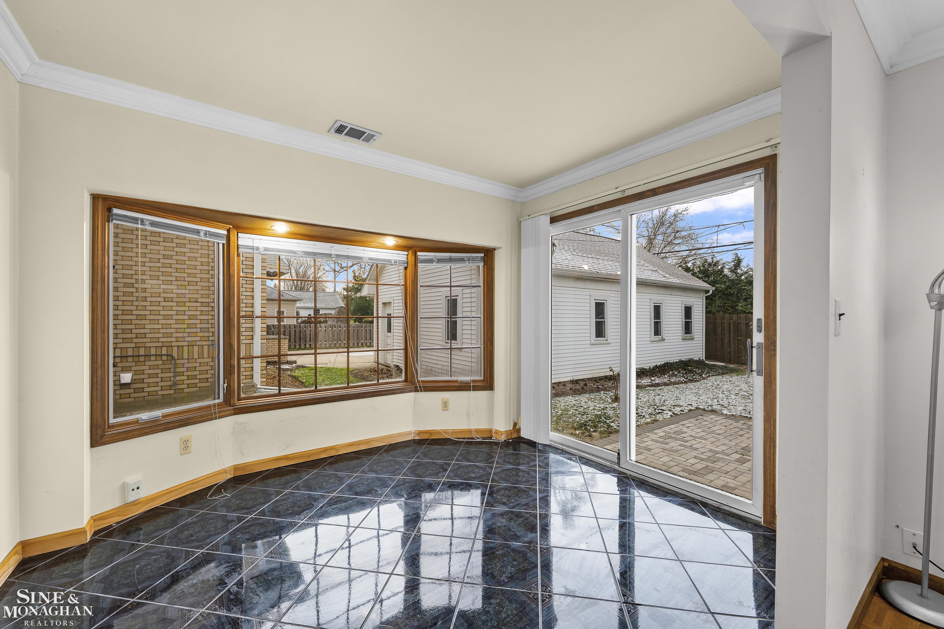 65 Vernier Road Grosse Pointe, MI 48236 - Photo 22 of 36 50195494-70fa74e8-000d-4166-a096-b3aaebbb63fe.JPG