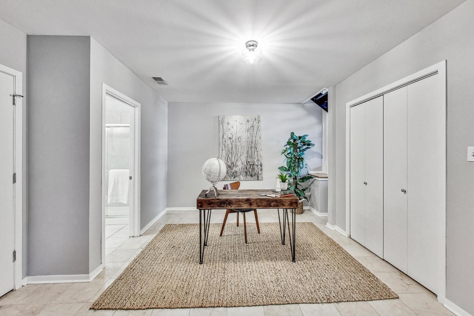 2000 South Michigan Avenue, Unit 107 Chicago, IL 60616 - Photo 18 of 30 a living room with furniture rug and window