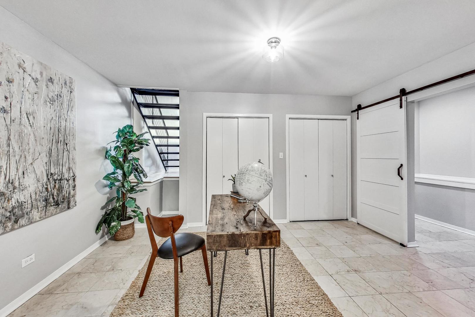 2000 South Michigan Avenue, Unit 107 Chicago, IL 60616 - Photo 20 of 30 a very nice looking room with a chair