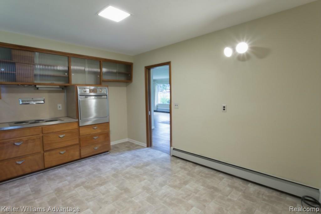 16370 Rougeway Street Livonia, MI 48154 - Photo 3 of 28 Rougeway_16370-7.jpg