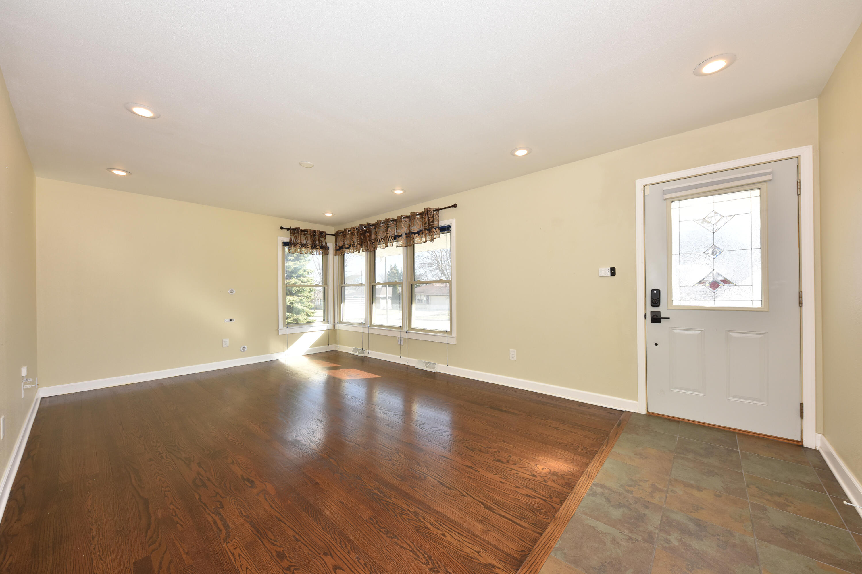 5669 South 24th Street Milwaukee, WI 53221 - Photo 2 of 33 Living Room