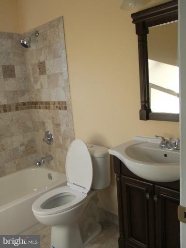 3923 Findley Road Woodbridge, VA 22193 - Photo 5 of 15 Bath