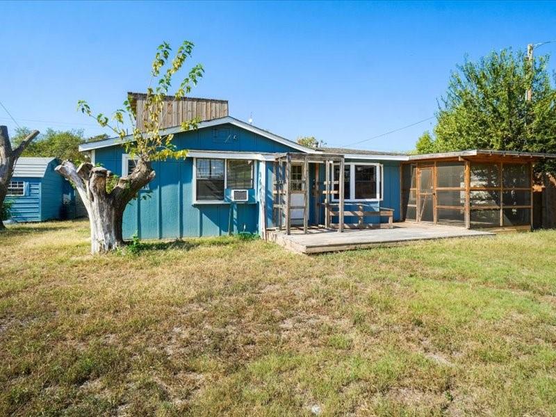 33 Park Lane Gainesville, TX 76240 - Photo 18 of 22 a front view of a house with garden