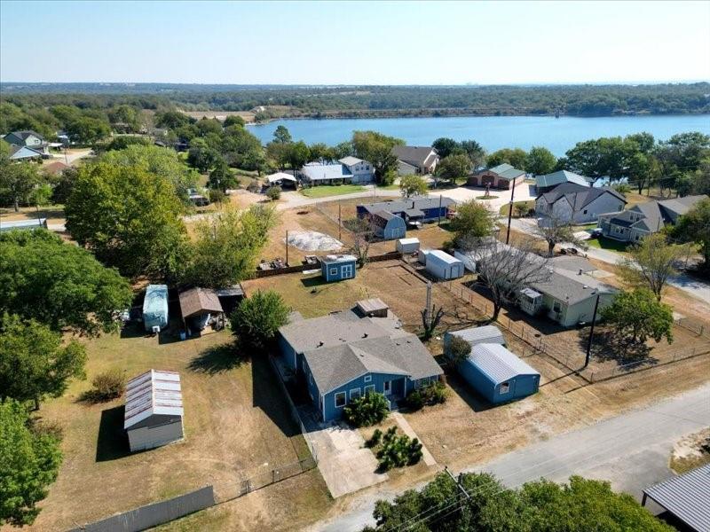 33 Park Lane Gainesville, TX 76240 - Photo 20 of 22 an aerial view of a house with yard swimming pool and lake view