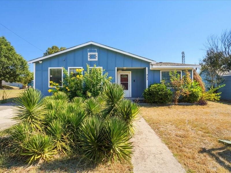 33 Park Lane Gainesville, TX 76240 - Photo 3 of 22 a house view with a outdoor space