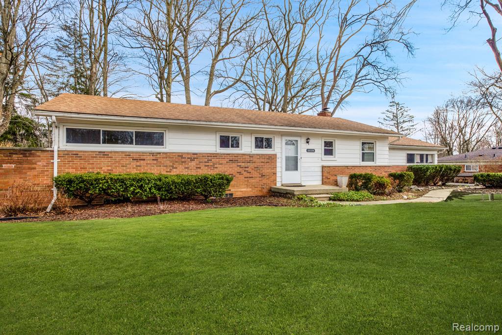 28390 New Castle Road Farmington, MI 48331 - Photo 2 of 37