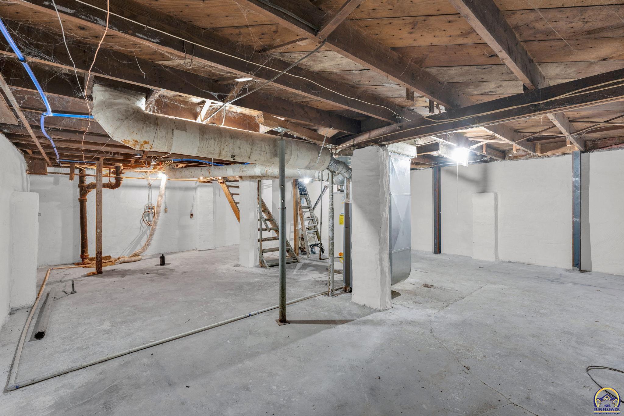 2016 Southwest 12th Street Topeka, KS 66604 - Photo 18 of 22