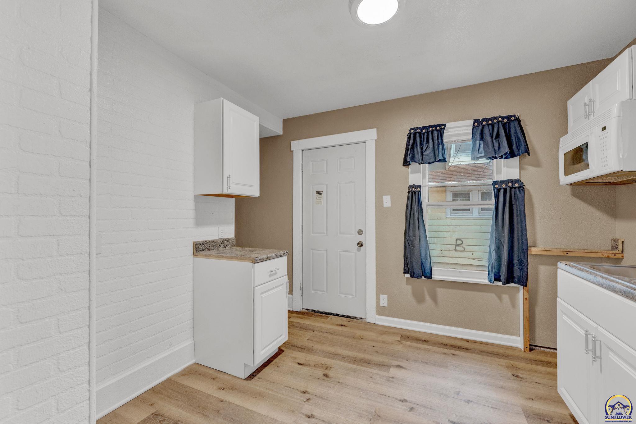 2016 Southwest 12th Street Topeka, KS 66604 - Photo 9 of 22