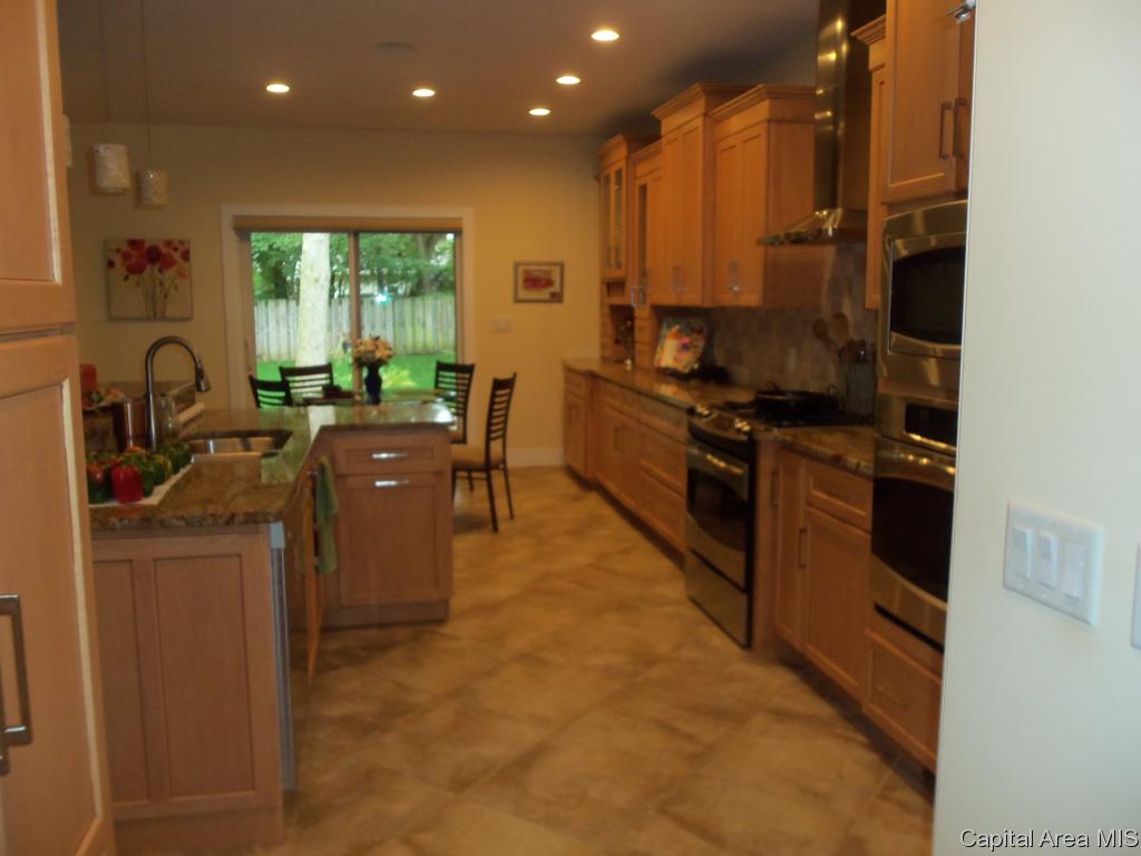 620 Poinsettia Place Springfield, IL 62711 - Photo 8 of 17 Gallery Image 8
