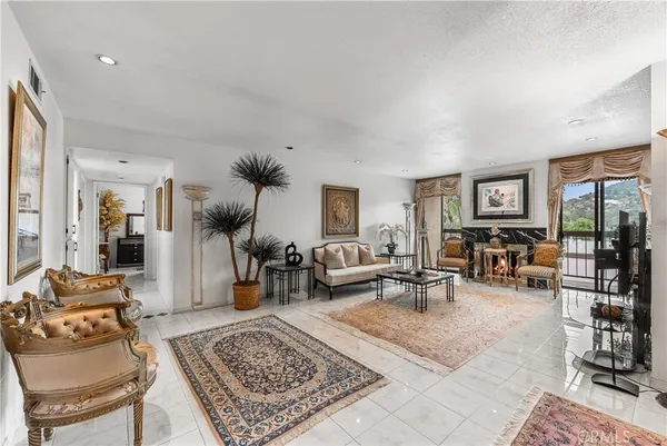 $775,000 | 1745 Holly Drive, Unit 302, Glendale, CA 91206