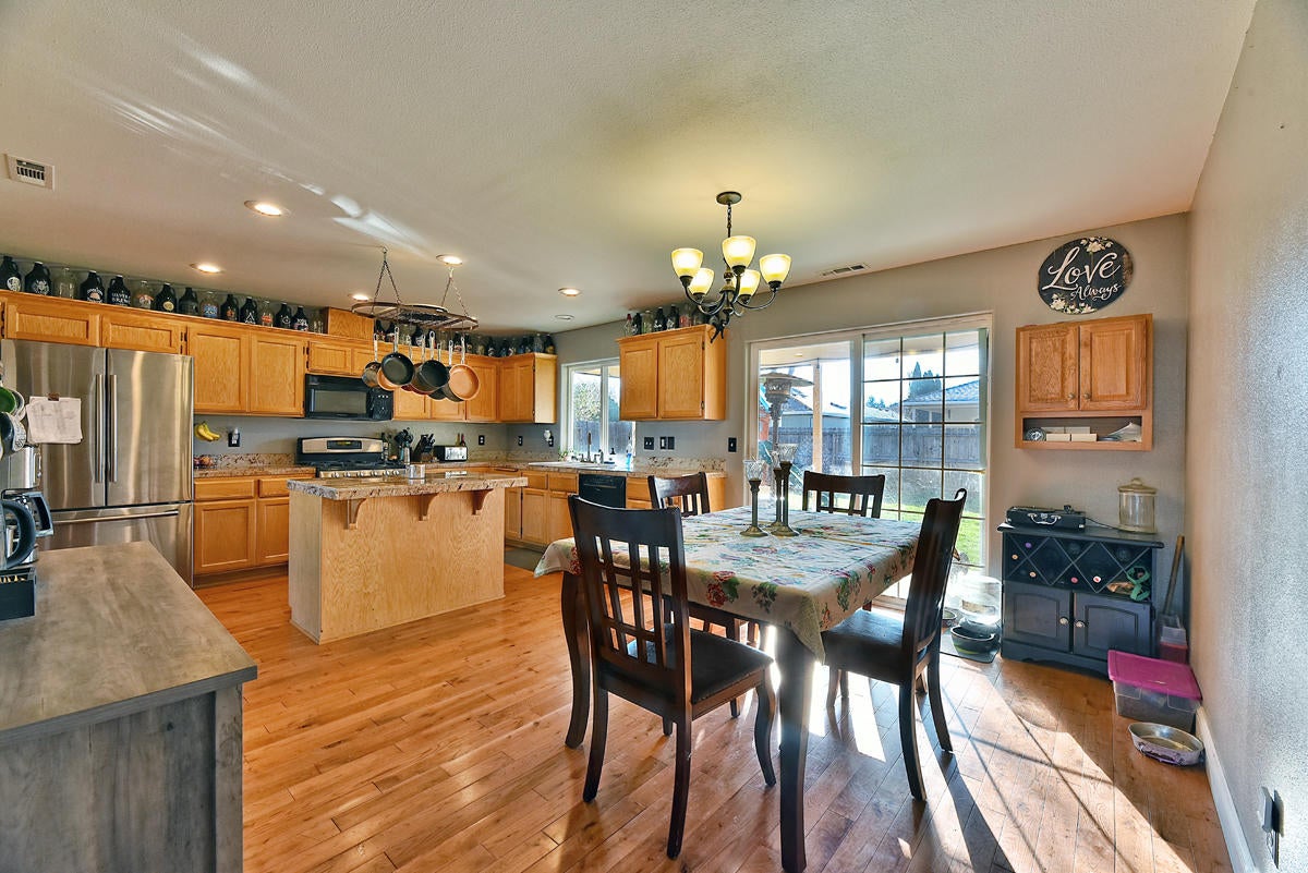 2628 Rabun Way Central Point, OR 97502 - Photo 5 of 19 6