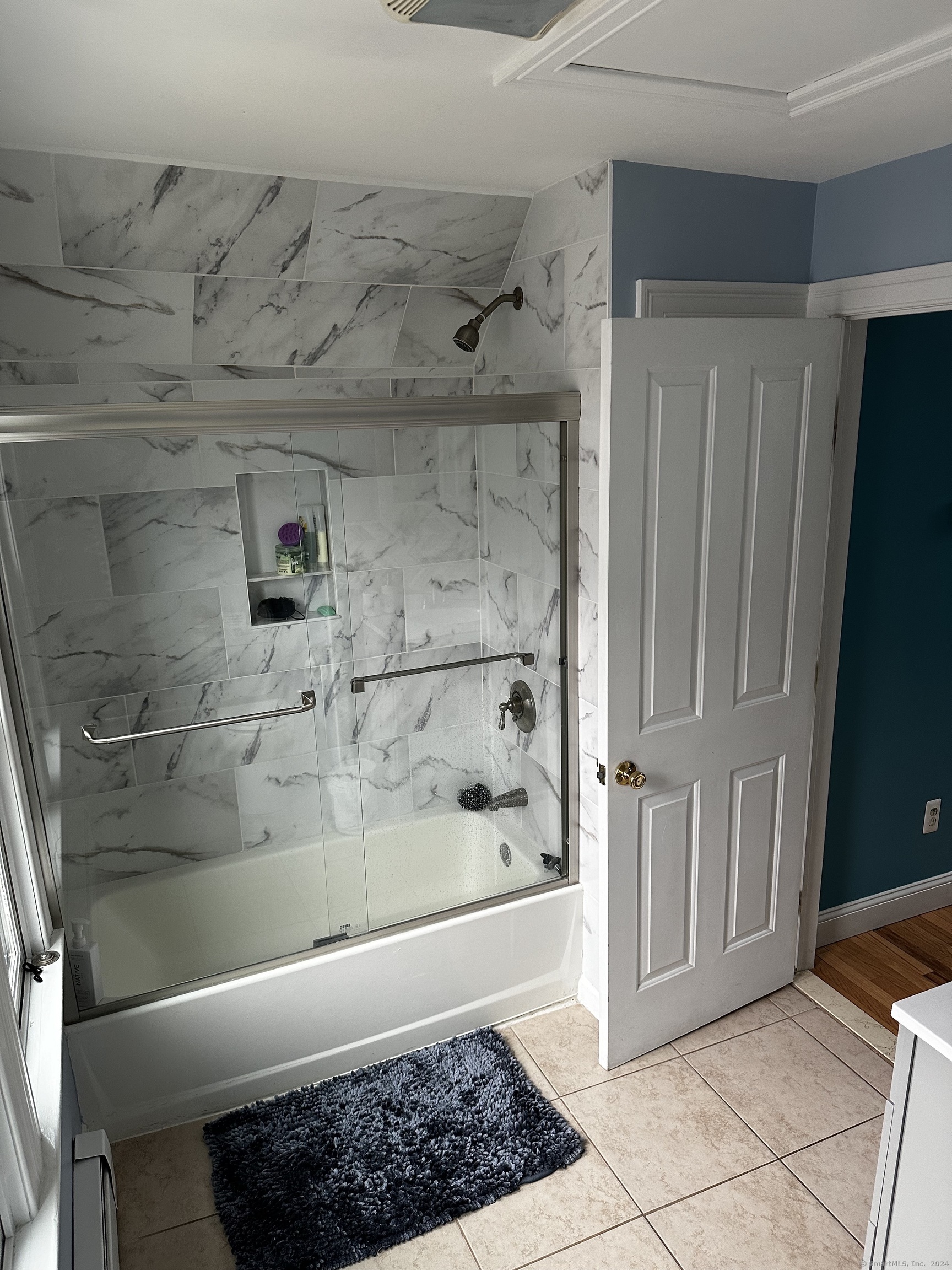 504 Dixwell Avenue New Haven, CT 06511 - Photo 25 of 26 a bathroom with a bathtub